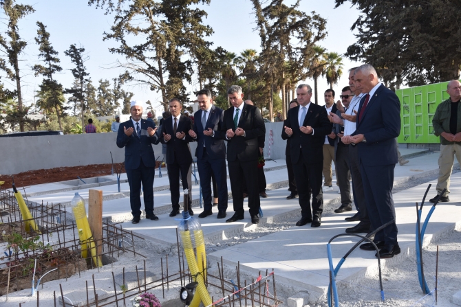 Türkiye Gençlik ve Spor Bakanı Bak Şampiyon Melekler’in mezarlarını ziyaret etti