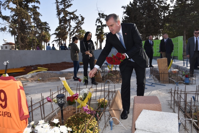 Türkiye Gençlik ve Spor Bakanı Bak Şampiyon Melekler’in mezarlarını ziyaret etti