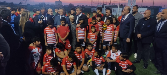 Başbakan Üstel, TC Lefkoşa Büyükelçisi Feyzioğlu ve yetkililer Maraş Futbol Sahası’nı ziyaret etti