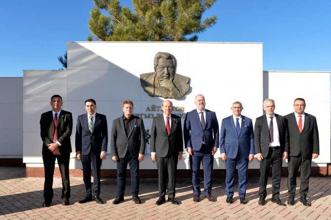 Cumhurbaşkanı Tatar’dan Ata-Beyit’e ziyaret