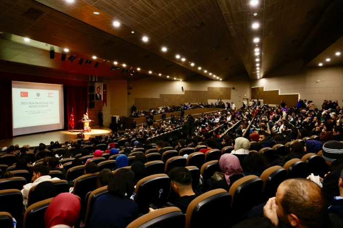 Cumhurbaşkanı Tatar, Ardahan Üniversitesi’ni ziyaret etti, ilk dersi verdi