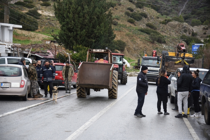 Geçitköy’de hava koşulları hayatı olumsuz etkiledi… Yetkililer mağduriyetlerin giderilmesi için çalışmalarını sürdürüyor