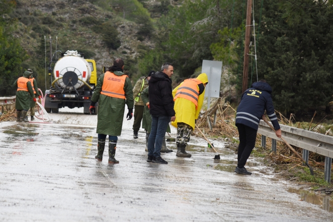 Geçitköy’de hava koşulları hayatı olumsuz etkiledi… Yetkililer mağduriyetlerin giderilmesi için çalışmalarını sürdürüyor