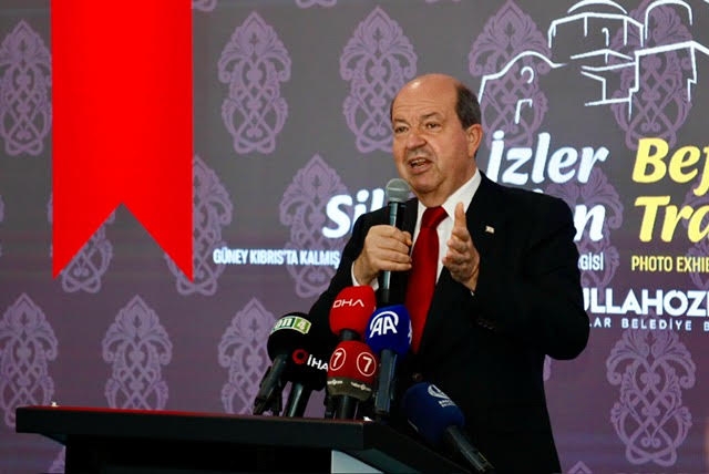 Cumhurbaşkanı Tatar “İzler Silinmeden” sergisinin açılışını yaptı