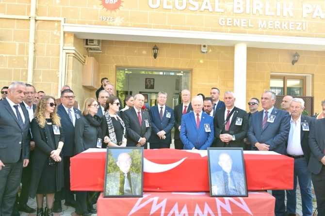 Eski bakan, Tuncer Arifoğlu için UBP Genel Merkezi’nde tören düzenlendi