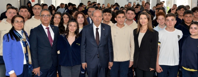 Cumhurbaşkanı Ersin Tatar, Geçitkale Cumhuriyet Lisesi’nde öğrencilere öğütler vererek, tavsiyelerde bulundu