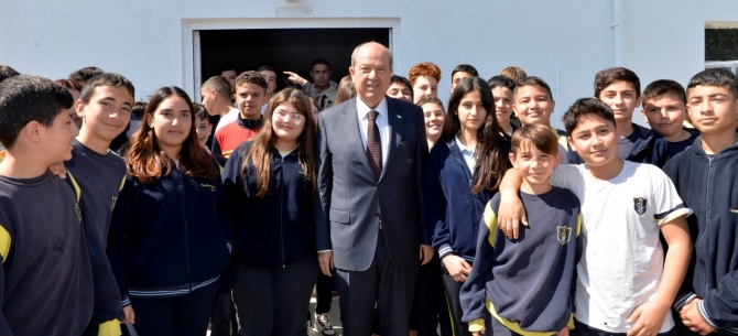 Cumhurbaşkanı Ersin Tatar, Geçitkale Cumhuriyet Lisesi’nde öğrencilere öğütler vererek, tavsiyelerde bulundu