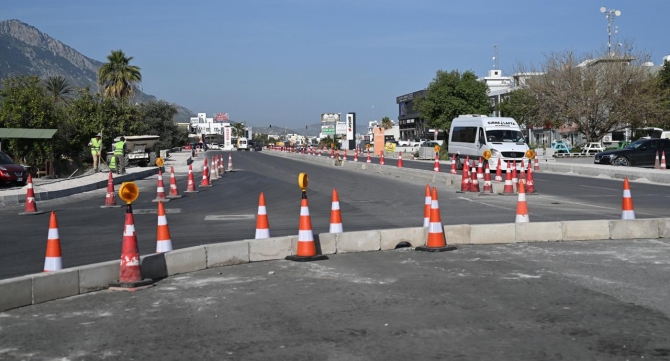 Üstel, Arıklı ile birlikte Alsancak girişine yeni yapılan çember düzenlemesini yerinde inceledi