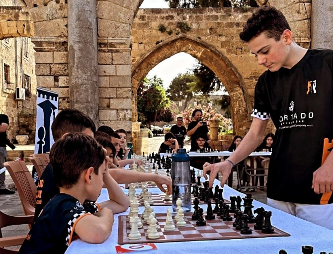 ‘Büyük Usta Ediz Gürel’ Namık Kemal Meydanı’nda 30 kişi ile simultane satranç oynadı