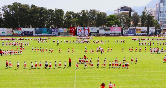 23 Nisan Ulusal Egemenlik ve Çocuk Bayramı… Girne 20 Temmuz Mete Adanır Stadyumu’nda tören düzenlendi