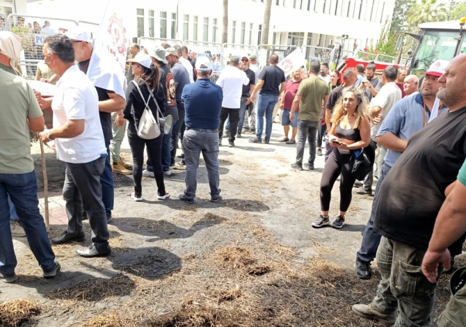 Hayvan Üreticileri ve Yetiştiricileri Birliği, Başbakanlık önünde bazı sendikalar, siyasi partiler ve örgütlerin desteğiyle eylem yapıyor