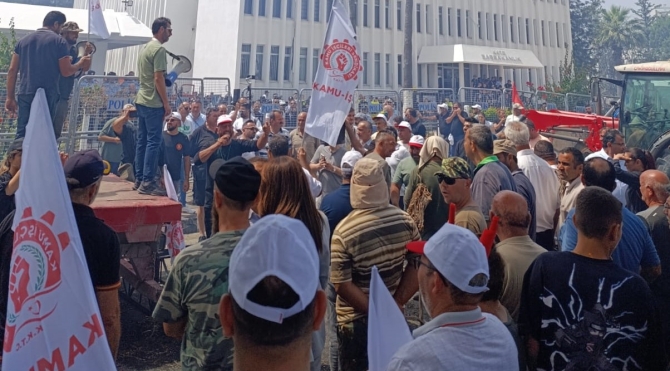 Hayvan Üreticileri ve Yetiştiricileri Birliği, Başbakanlık önünde bazı sendikalar, siyasi partiler ve örgütlerin desteğiyle eylem yapıyor