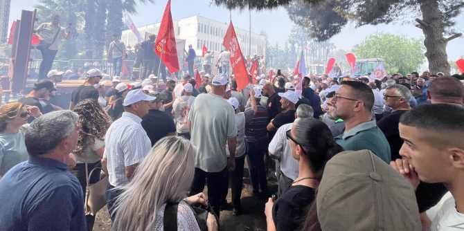 Hayvan Üreticileri ve Yetiştiricileri Birliği, Başbakanlık önünde bazı sendikalar, siyasi partiler ve örgütlerin desteğiyle eylem yapıyor