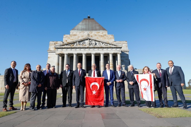 Cumhurbaşkanı Tatar Melbourne’da, Shrine of Remembrance Anıtı’na çelenk sundu, Avustralya Türk Dostluk Anıtı’nı ziyaret etti