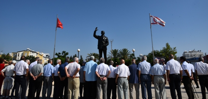 Kıbrıs Barış Harekatı’nın 50’nci yıl dönümü nedeniyle Bülent Ecevit heykeli önünde tören düzenlendi