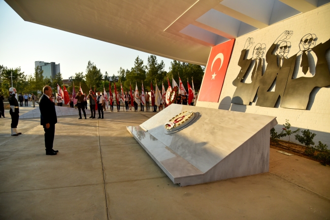 20 Temmuz Barış ve Özgürlük Bayramı… Denktaş’ın Anıt Mezarı’nda tören düzenlendi