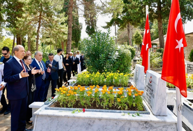 Cumhurbaşkanı Tatar, Bartın Şehitliği’ni ziyaret etti