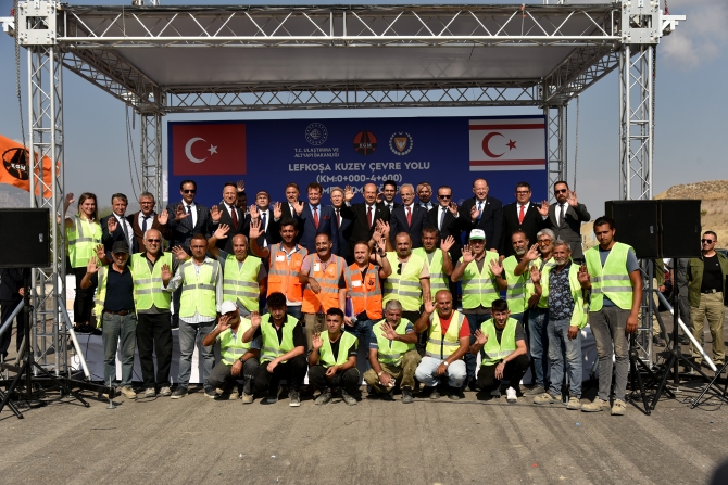 Ulaştırma ve Altyapı Bakanı Uraloğlu Lefkoşa Kuzey Çevre Yolu temel atma töreninde konuştu: “Yolun tamamı hizmete girdiğinde 21 dakika süren seyahat süresi 9 dakikaya düşecek”