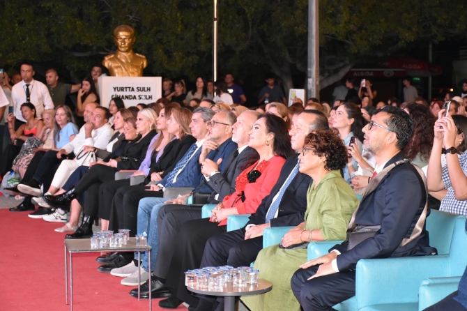 “Selvi Boylum Al Yazmalım” Türkan Şoray’ın katılımıyla Girne’de izlendi