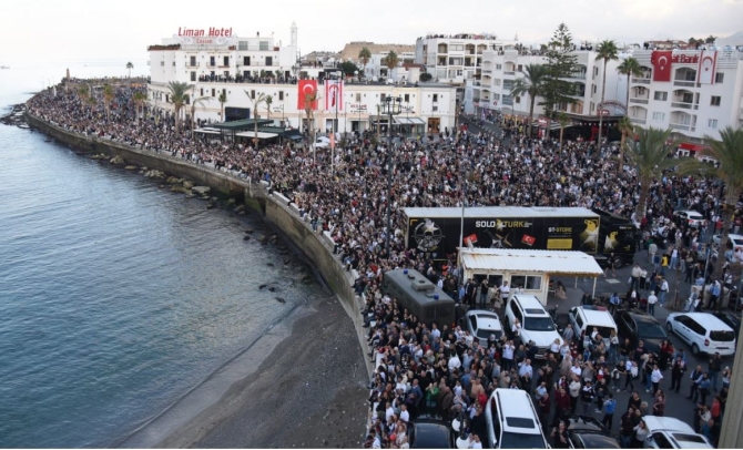 Solo Türk büyüledi… Binlerce vatandaş Girne kordon boyuna akın etti