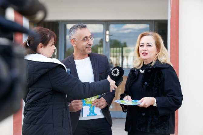 Sibel Tatar, Gazimağusa Özel Eğitim Okulu’nu ziyaret edip, kitap dağıttı